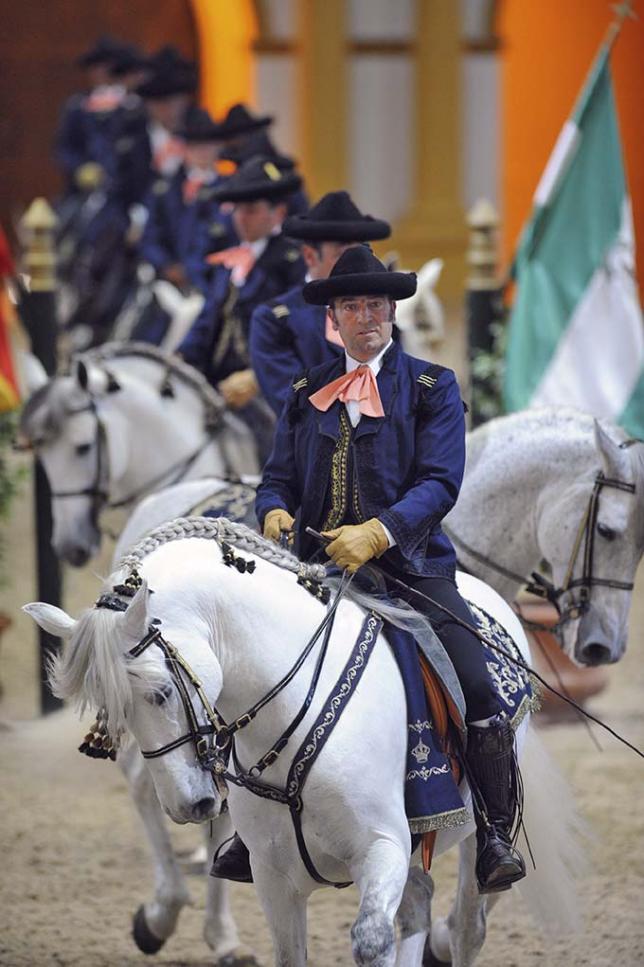 À l’École royale de Jerez Nastasia danse avec les chevaux